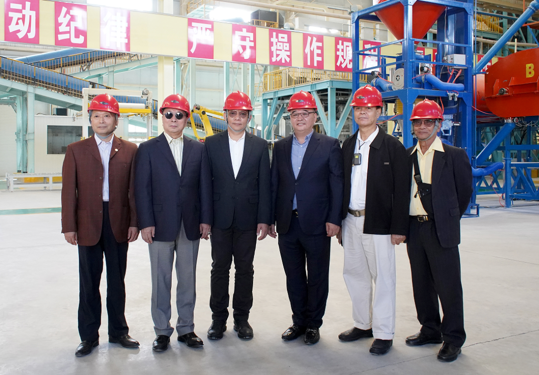 公司董事長劉嚴(yán)蓬與SCG考察團(tuán)在沸石生產(chǎn)車間合影