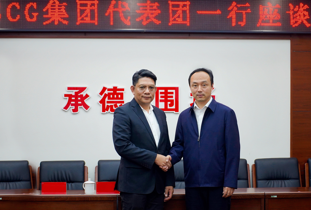 ▲圍場(chǎng)縣縣委書記劉洋（右）與SCG集團(tuán)總裁丹納諾特·圖尼亞蓬派邦先生（左）合影