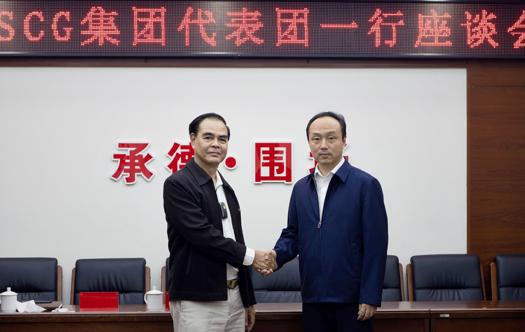 ▲圍場(chǎng)縣縣委書記劉洋（右）與SCG集團(tuán)佩拉什·維穆克塔洛普先生（左）合影