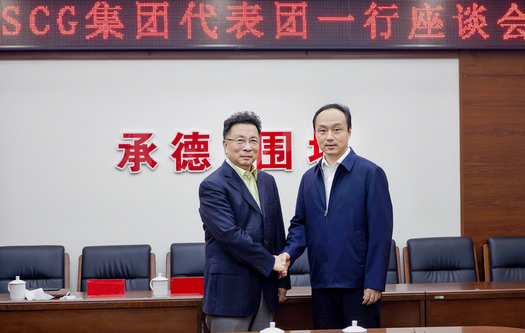 ▲圍場(chǎng)縣縣委書記劉洋（右）與SCG集團(tuán)佩拉什·維穆克塔洛普先生（左）合影